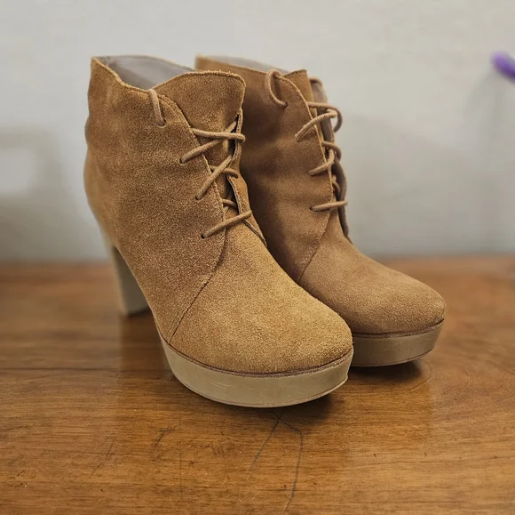 MICHAEL KORS Tan Suede Lace-Up Booties Sz 9.5 Platform High Heels - Picture 1 of 12